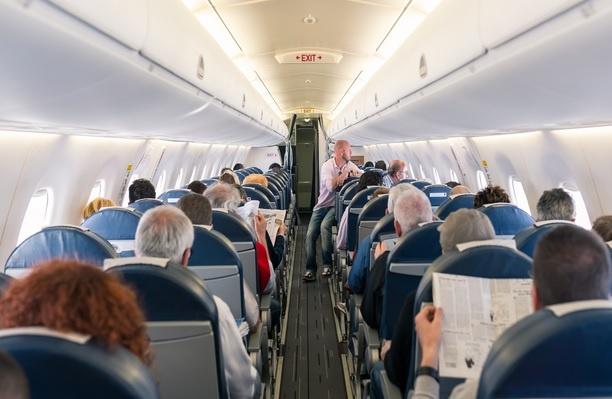 Passageiros em um avião durante viagem